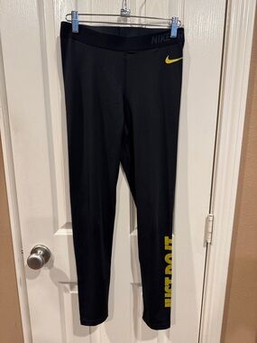 NIKE Pro Women’s Leggings/Training wear in Black and Gold. Sz Medium